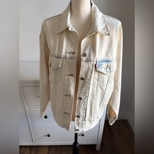 NWOT - Levi’s Denim Jacket with Subtle Contrast Stitching